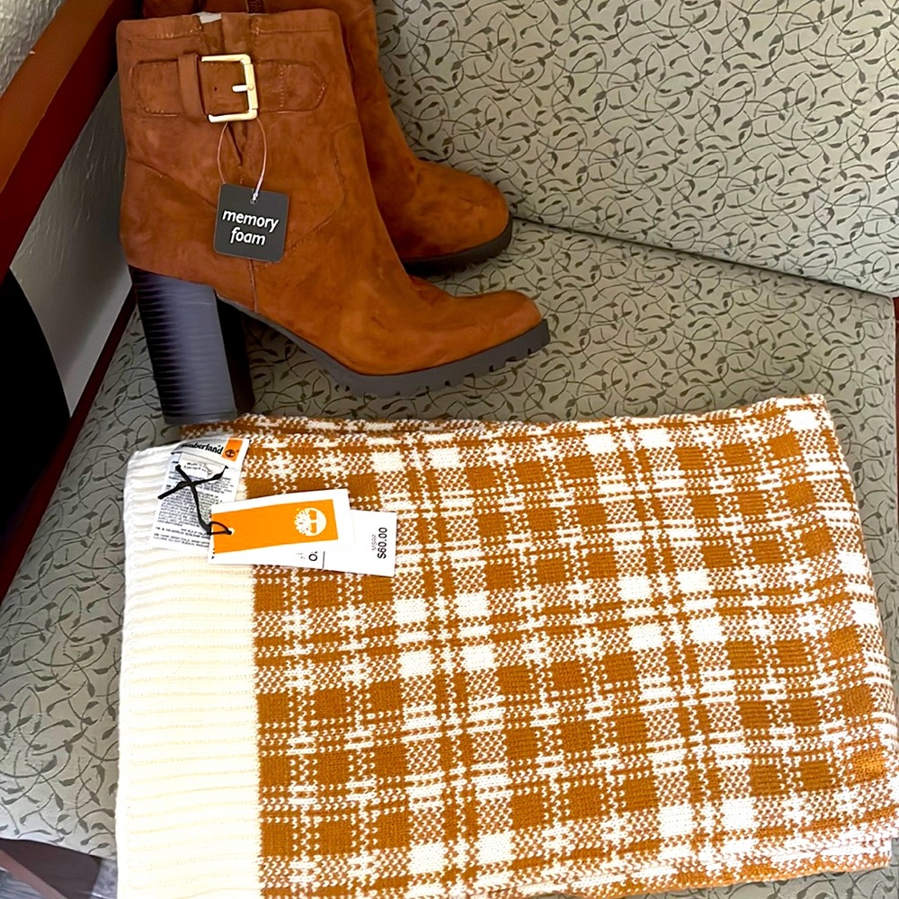COPY - I am selling a Swede boot and  timberland scarf as set for good price